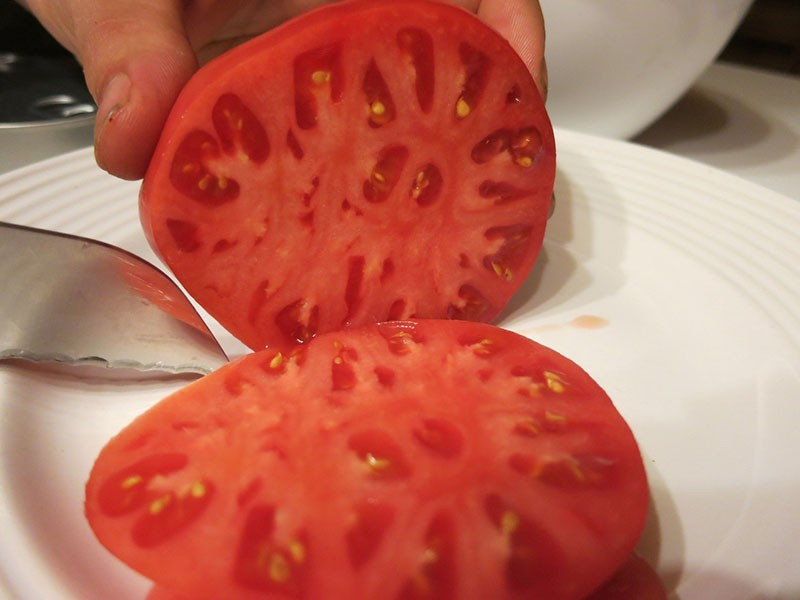 Крупноплодный сорт томата Хлебосольный займет достойное место на ваших грядках