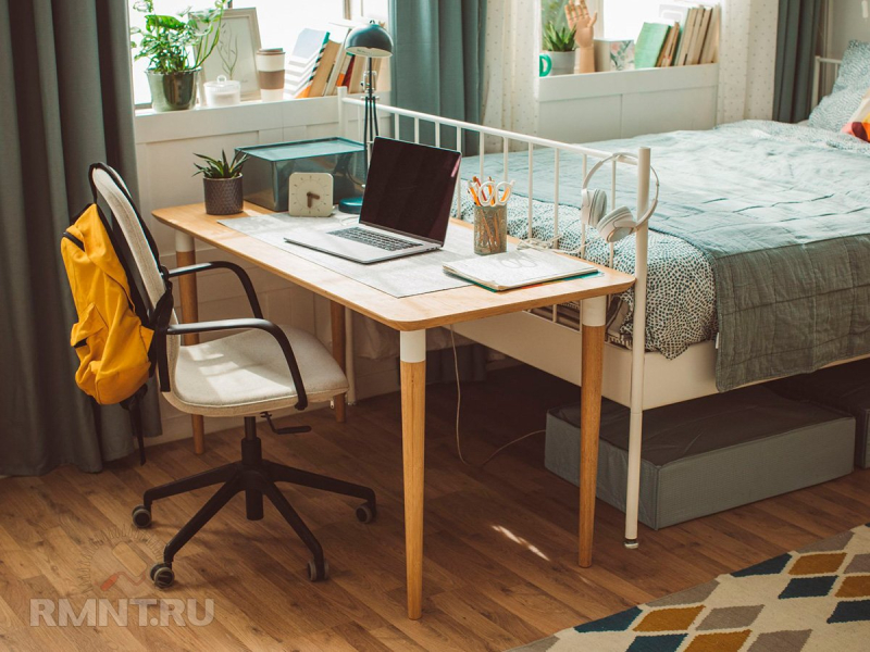 Домашний офис в спальне: варианты расположения, плюсы и минусы