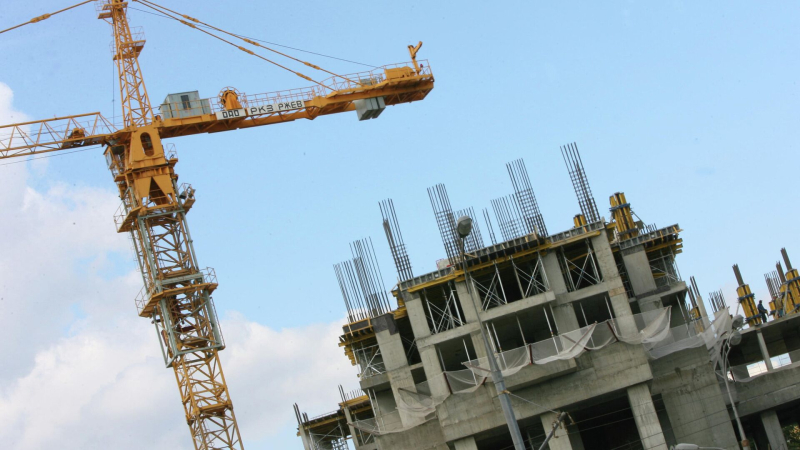 Продажи петербургских новостроек упали в I полугодии на треть